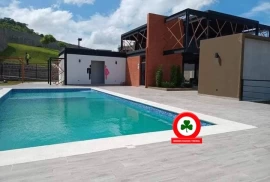 Venta de Casa 2 Niveles, 3 Dormitorios, Area Social, Piscina Cerca del Anillo Periferico Tegucigalpa